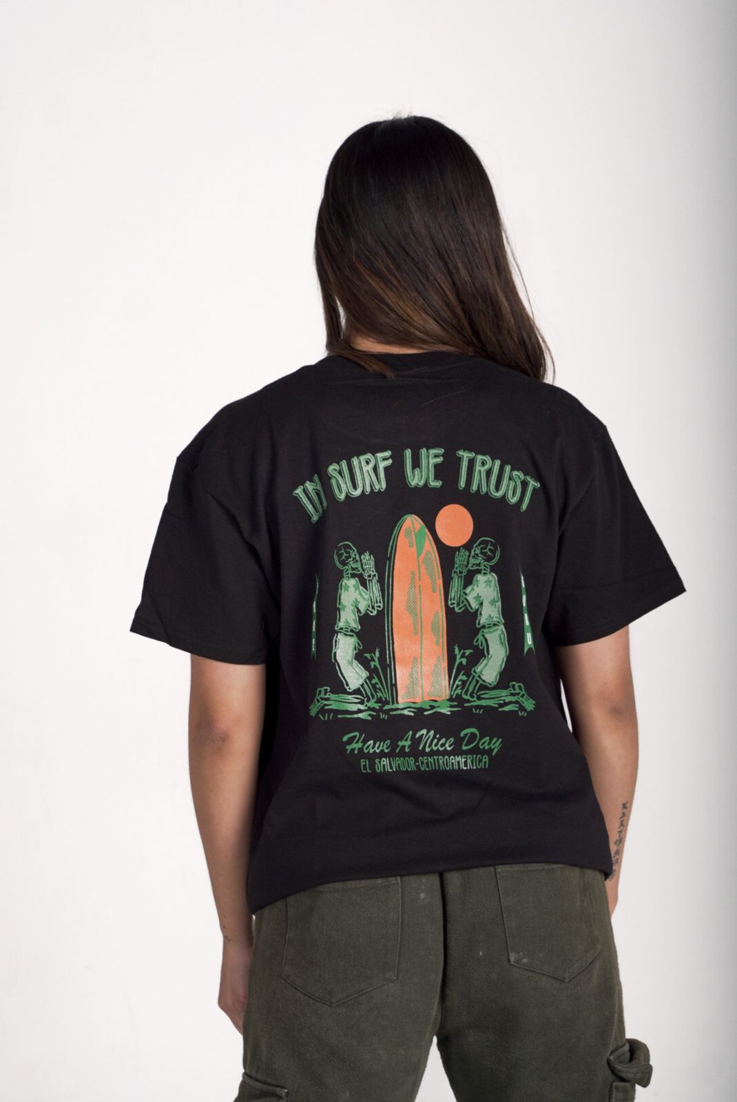 In surf we trust - black